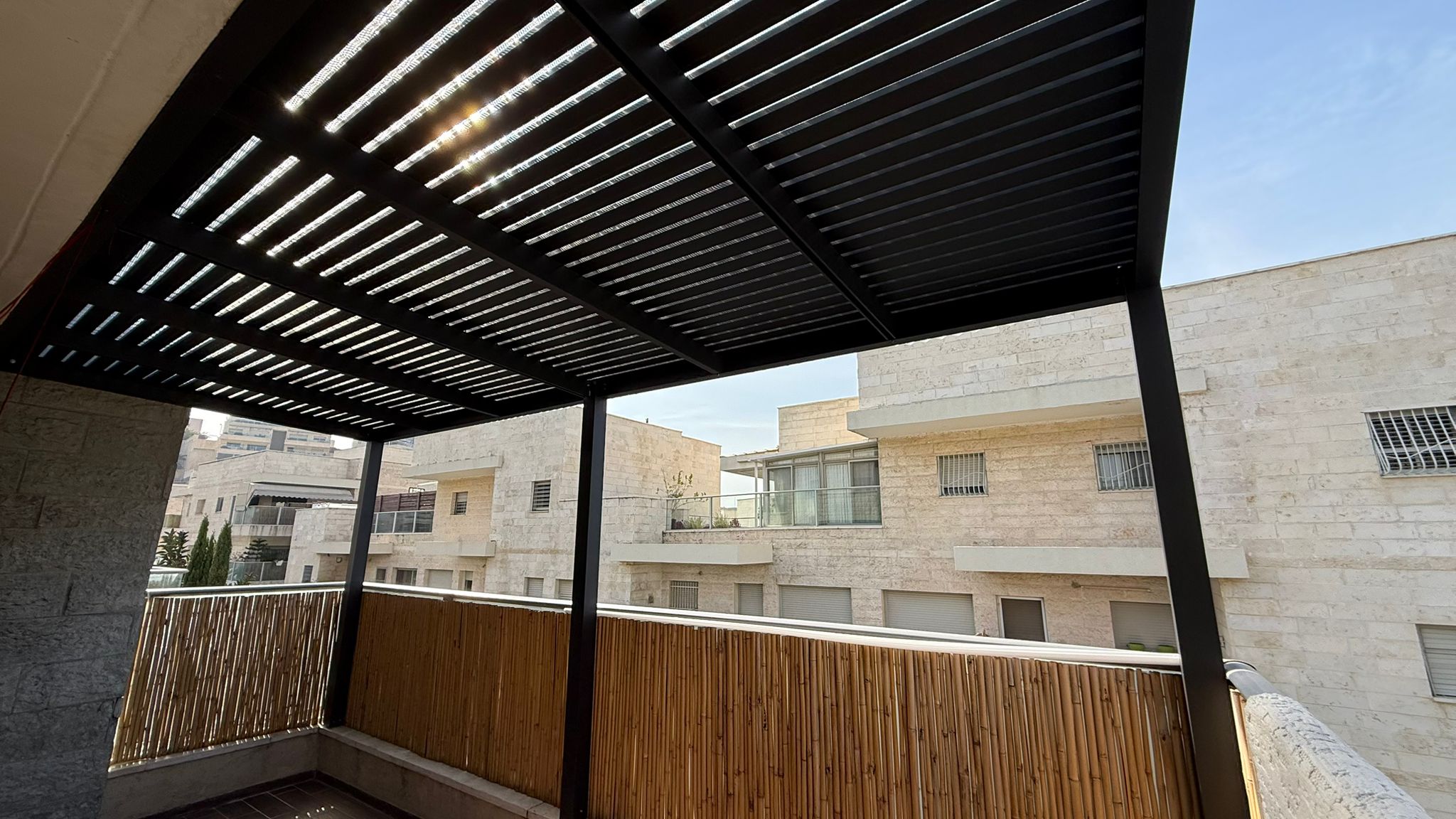 פרגולה ביוקלימטית עם רפפות מתכווננות